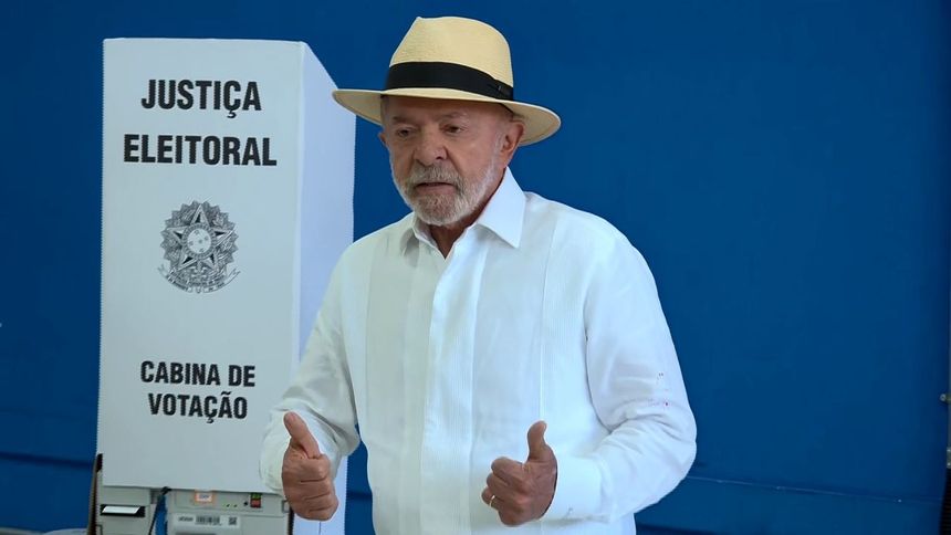 El mandatario Luiz Inácio Lula da Silva votó en la primera vuelta de las elecciones presidenciales de Brasil. Lo hizo en São Paulo, donde mostró la bandera de su país al salir de la casilla electoral.