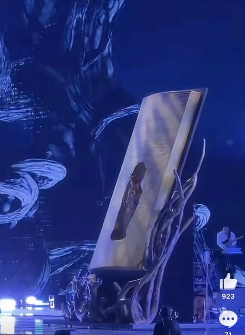 蔡依林的「真相之書」本來應該是一頁頁翻開，卻突然整個大外翻。圖／摘自微博