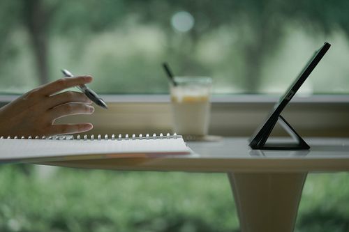 一个学习阴天下午坐在窗边学习照片下载