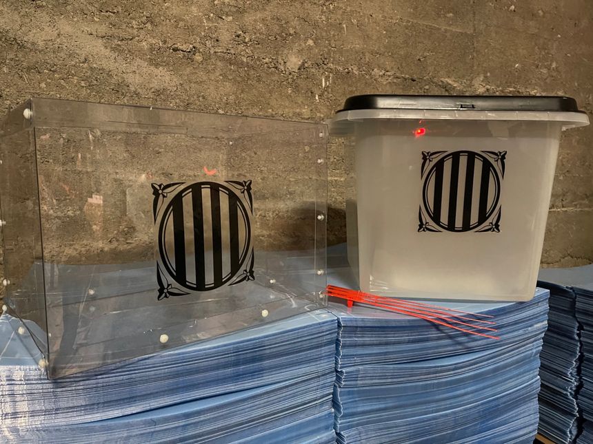 La urna del Plan B a la izquierda de la imagen y la urna utilizada por el 1-O/Quico Sallés