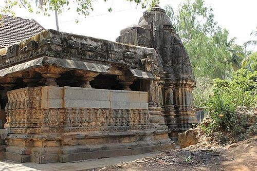 Ganesha_temple_in_the_Tarakeshwara_temple_complex_at_Hangal.JPG