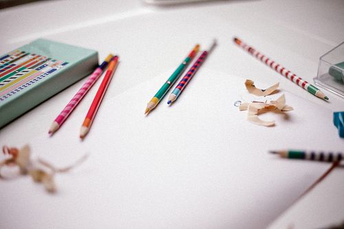 用削尖的铅笔削着数学学生的笔记照片下载