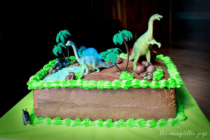 Have a dino-loving birthday boy or girl? This dinosaur world cake will make them roar for joy!