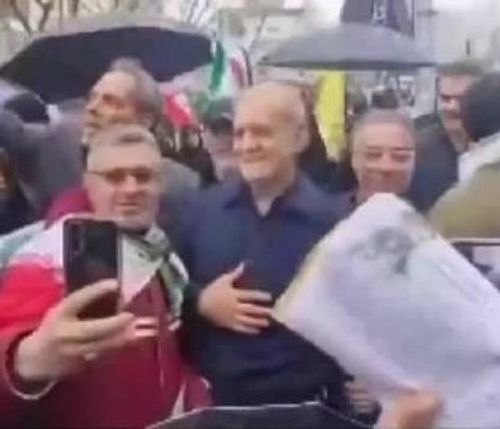 伊朗总统现身集会