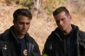 Ryan Guzman as Eddie, Oliver Stark as Buck in 9-1-1