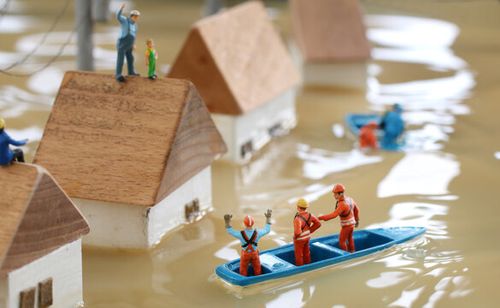 水害と救助を求める人々のジオラマ