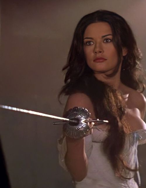 Katherine Zeta Jones Zorro, Catherine Zeta Jones Young, Most Beautiful Eyes, Skiing Outfit, Catherine Zeta Jones, Princess Outfits, Girls World, Dark Beauty, Indiana Jones