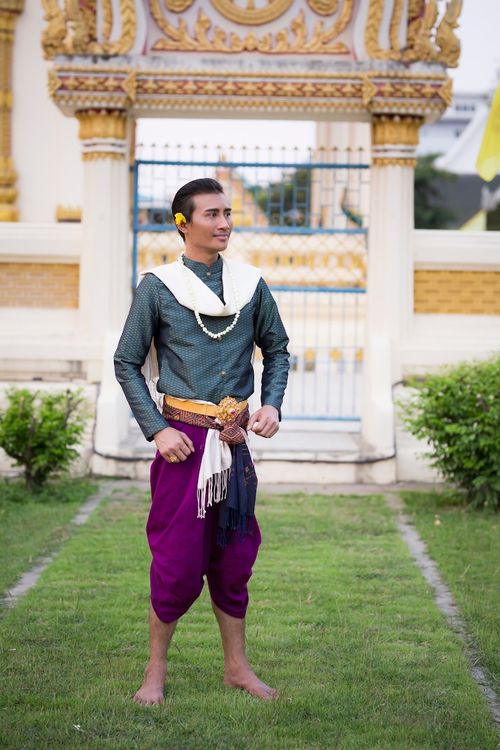 Photo khmer style dance of thai men are elegant.
