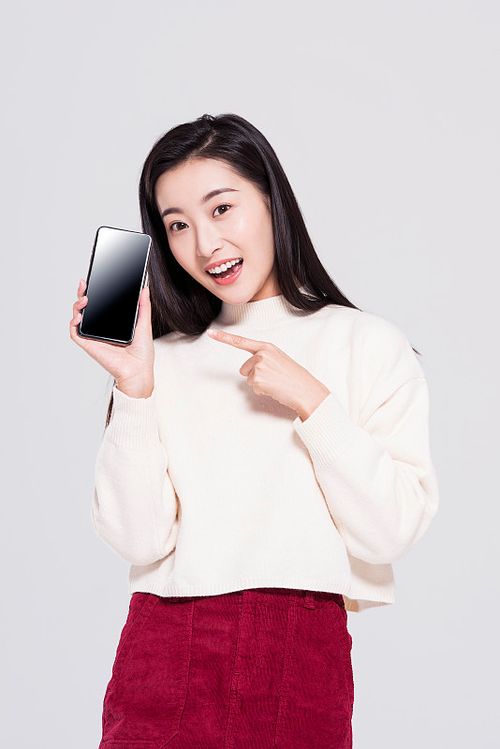 年轻女孩展示智能手机图片下载