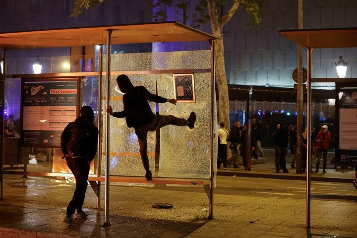 Hubo más de 100 detenidos por los incidentes en Barcelona. Foto: EFE