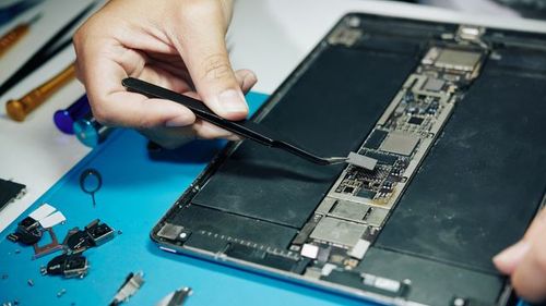 This Group Pays Bounties to Repair Broken Devices&-Even If the Fix Breaks the Law