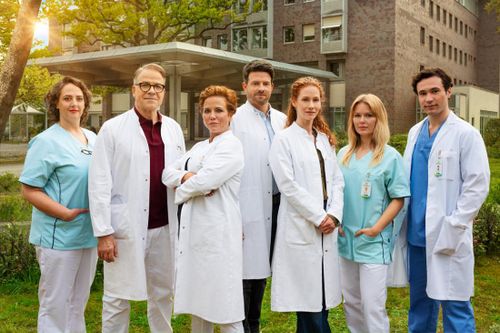 Titel: Die Spreewaldklinik; Staffel: 1; Person: Mieke Schymura; Karsten Speck; Muriel Baumeister; Daniel Buder; Sina Valeska Jung; Isabel Hinz; Richard Ciuchendea ; Copyright: SAT.1/Hardy Spitz; Fotograf: Hardy Spitz; Bildredakteur: Clarissa Schreiner; Dateiname: 2958238.jpg; Rechtehinweis: Dieses Bild darf bis eine Woche nach Ausstrahlung honorarfrei fuer redaktionelle Zwecke und nur im Rahmen der Programmankuendigung verwendet werden. Spaetere Veroeffentlichungen sind nur nach Ruecksprache und