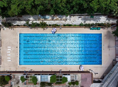 航拍香港理工大学游泳池图片下载
