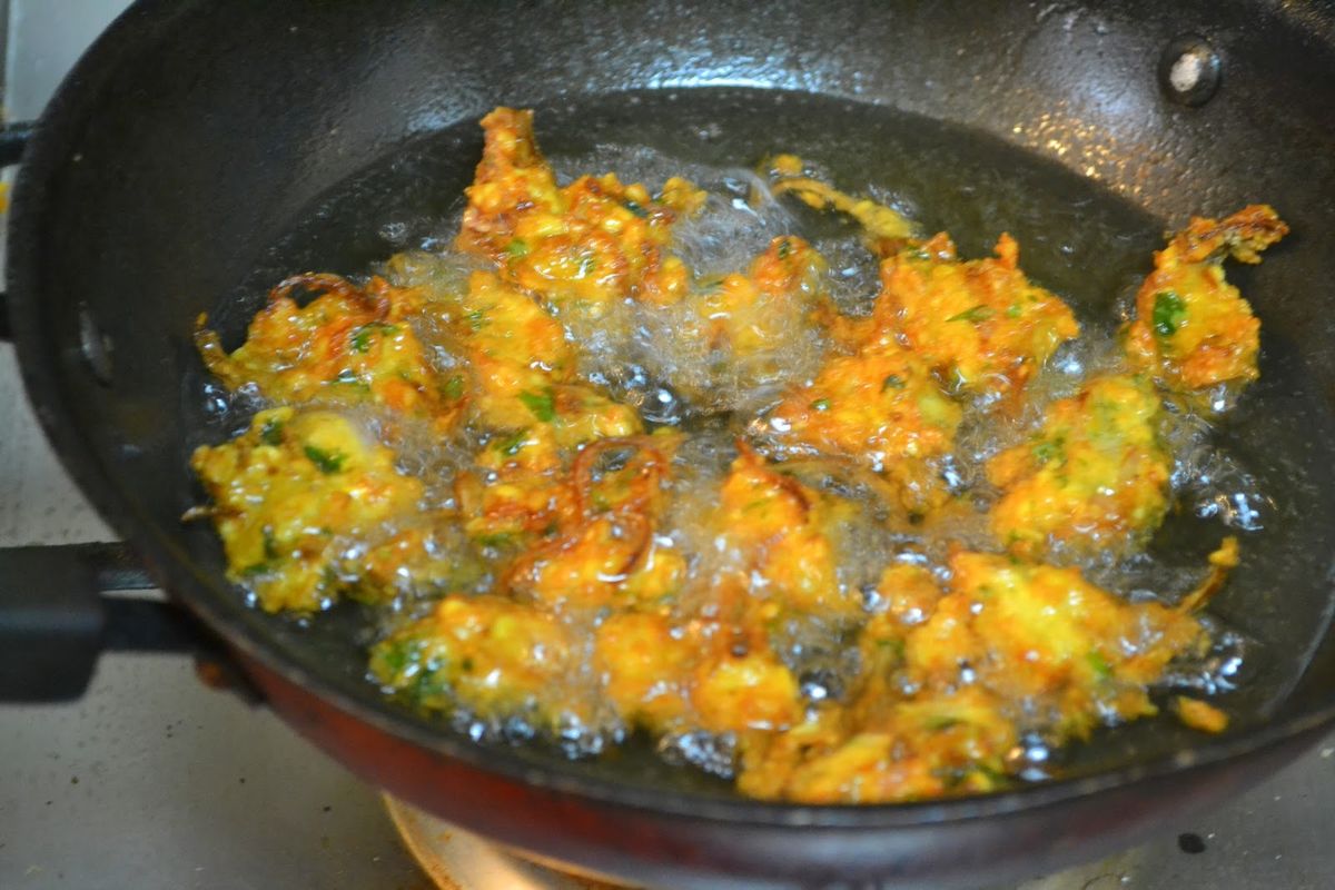 Try lentil dal pakoras with hot tea in the rainy season, learn how to make recipe