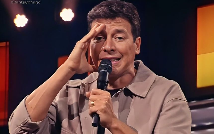 Rodrigo Faro leva a mão ao rosto em expressão de desespero