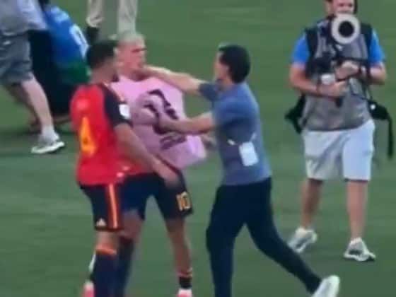 Article image:(VIDEO) Roberto Ayala golpeó a Dani Olmo tras la final del Mundial