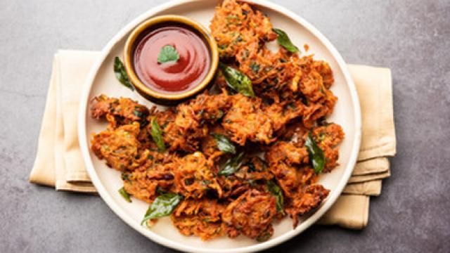 Enjoy hot pakodas in rainy season, learn easy recipe to make