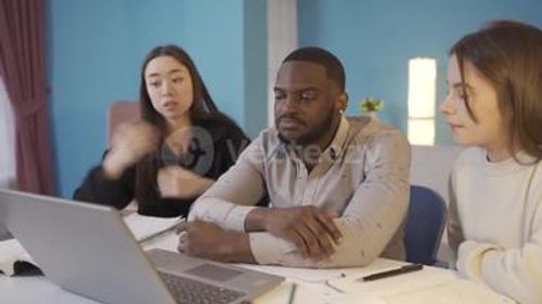 不同种族的大学生不同种族的在家学习的友好视频