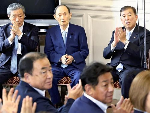 自民両院議員総会に臨む石破首相（奥右端）（１日午後、国会で）＝米山要撮影