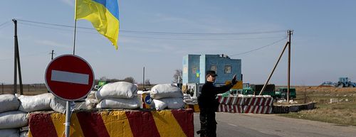 乌克兰男子为出境与80岁残疾岳母假结婚，当场被戳穿