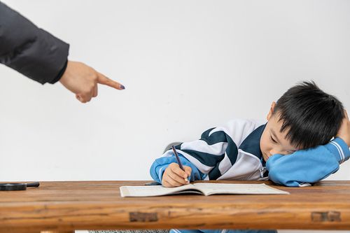 被妈妈指责的小学生照片下载