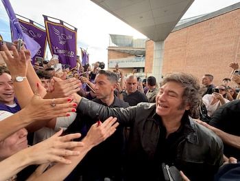 Milei fue recibido por militantes