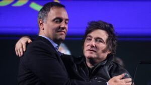 “Si me pegan a mí, le pegan a Milei”: Adorni se aferra al presidente para esquivar las críticas sobre su patrimonio