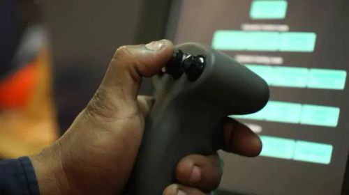 奇瓦动动指尖，就可以远程控制机器