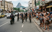 Motocicletas e bicicletas viram o terror dos pedestres no Rio de Janeiro