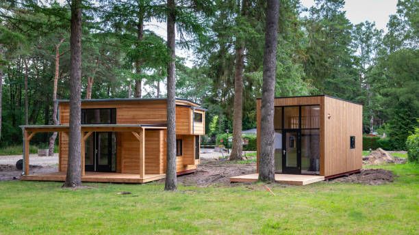 Petit module bois dans un jardin breton