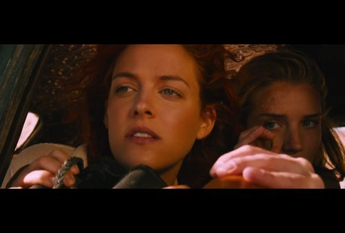 Riley Keough and Rosie Huntington-Whiteley in Mad Max: Fury Road (2015)