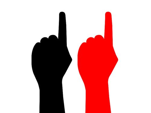 一只黑色手和一只红色手指向上方图片下载