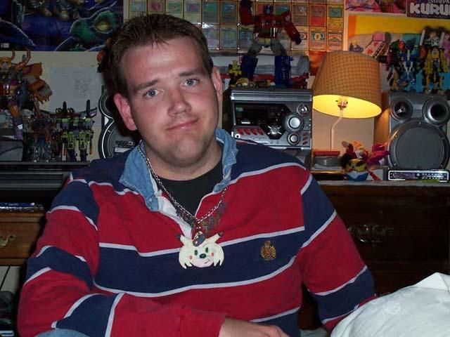 LmpwZw