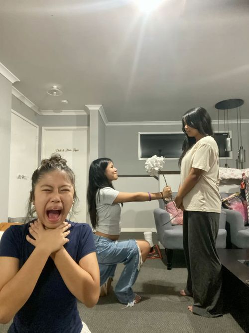 Funny Photoshoot Ideas, Group Photo Poses, Cute Friend Poses, Wow Photo, Group Picture Poses, Funny Poses, Shotting Photo, Friend Pictures Poses, People Poses