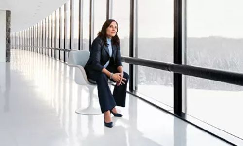 女性坐在窗前椅子上向右看