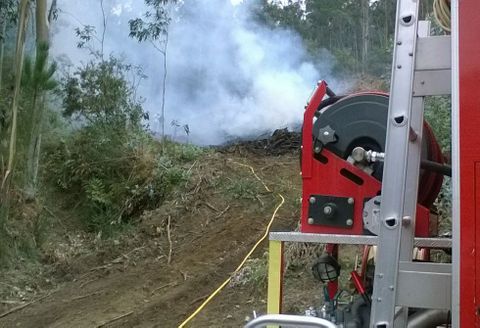 Imagen de una de los motobombas trabajando en la extinción de las llamas.