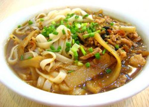 Steaming bowl of Laoyou Noodles in a Nanning street market