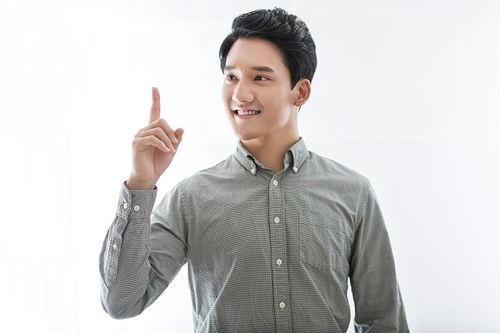 做手势的年轻男子图片下载