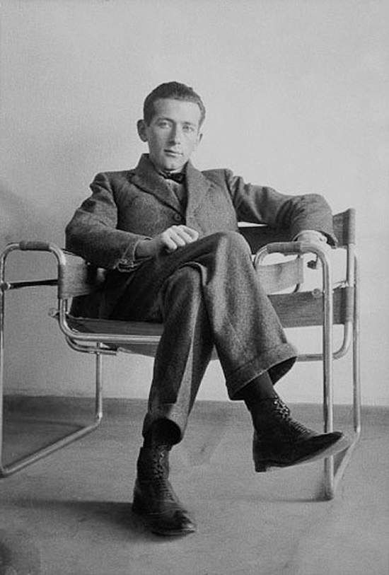 Marcel Breuer assis sur la chaise Wassily