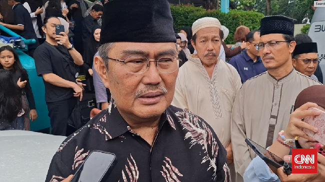 Ketua Komite Percepatan Reformasi Polri Jimly Asshiddiqie ikut menyalatkan jenazah mantan Ketua KPK Antasari Azhar.