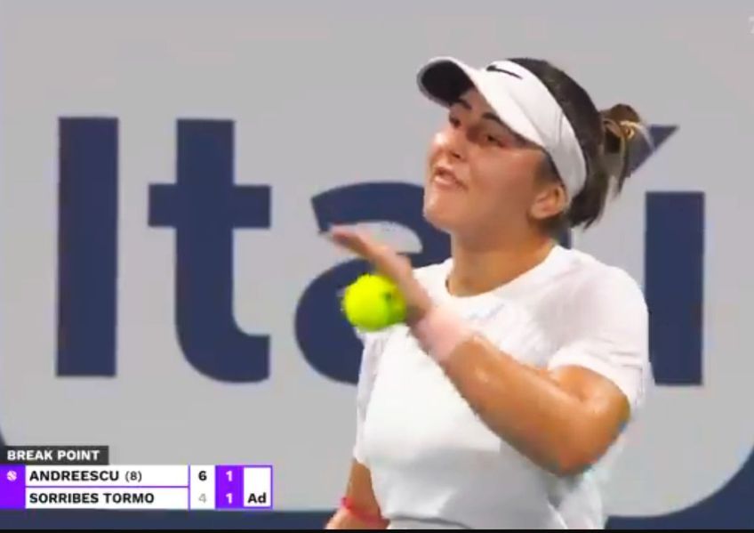 Bianca Andreescu (20 de ani, 9 WTA) a învins-o pe Sara Sorribes Tormo (24 de ani, 58 WTA), scor 6-4, 3-6, 6-3, și s-a calificat în semifinalele turneului Premier Mandatory de la Miami.