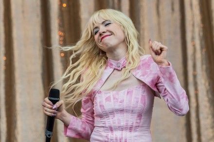 Carly Rae Jepsen se casa con el productor Cole MGN en una íntima ceremonia en Nueva York