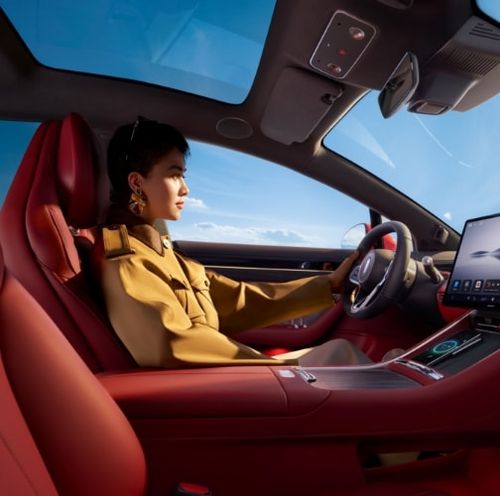 用户驾驶智界 新S7，展示了主驾座椅舒适与运动兼顾