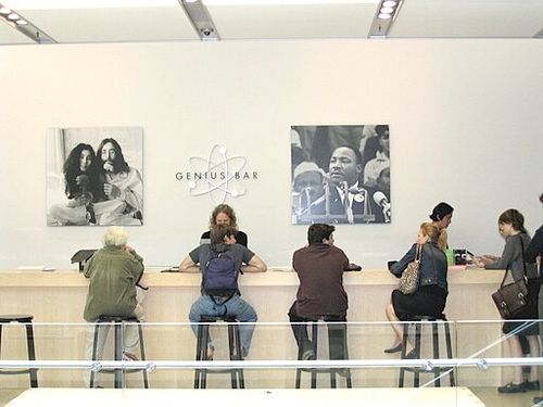 Genius_Bar,_SoHo_Apple_Store,_September_2003.jpg