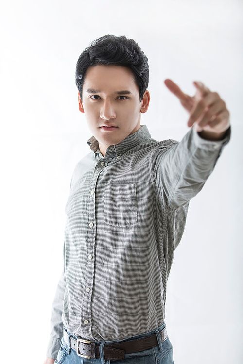 做手势的年轻男子图片下载