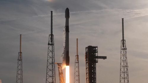 Une fusée SpaceX décollant pour placer 29 satellites starlink sur Orbite, lundi 12 janvier.