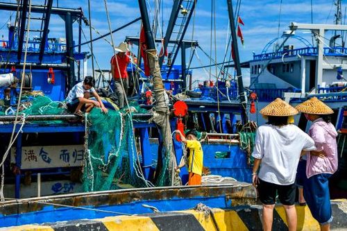 Fishermen preparing nets in Lingao