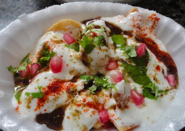 Tired of eating samosas, then try this new recipe of Dahi Samosa Chaat