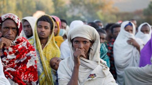 Las personas hacen fila para recibir donaciones de alimentos en la ciudad de Shire, Tigray