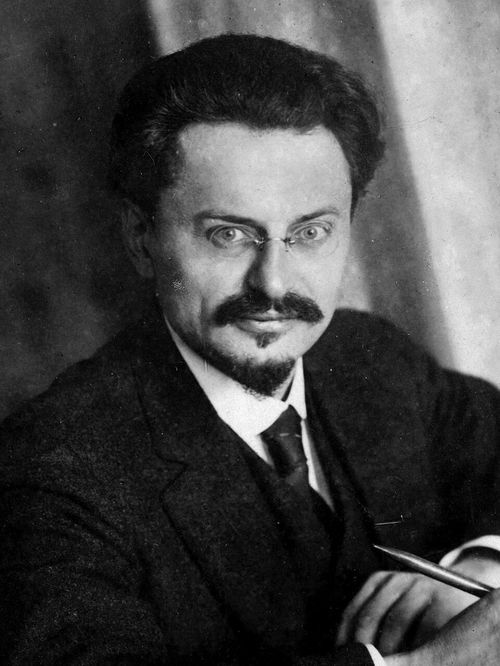 Leon_Trotsky_1918_(3x4_rotated_cropped_b).jpg
